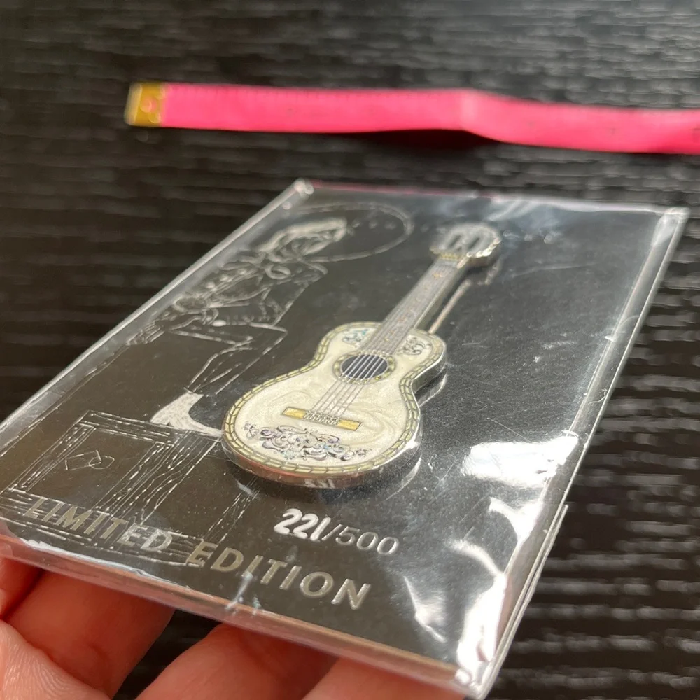 Disney Pixar Studio Store Coco Pin-Ernesto De La Cruz Pearl Guitar LE( MSC-75.2) - Picture 6 of 12